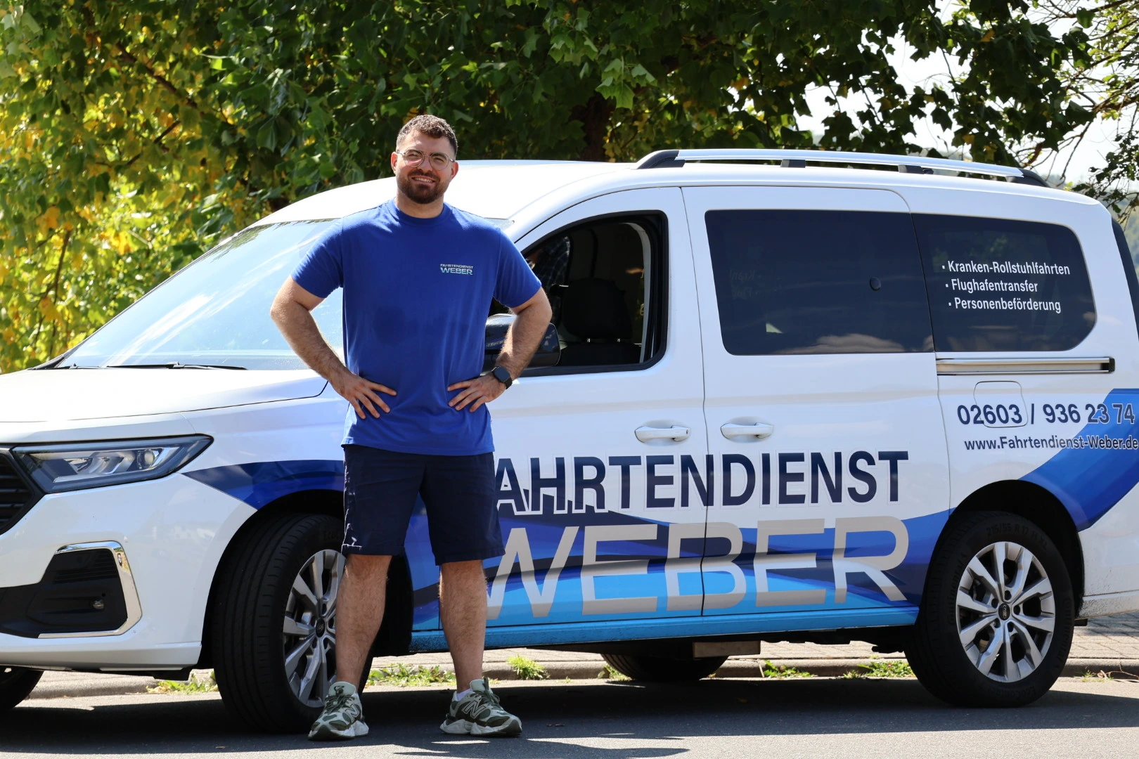 Ernest Weber, Inhaber von Fahrtendienst Weber, in voller Größe vor seinem Fahrzeug