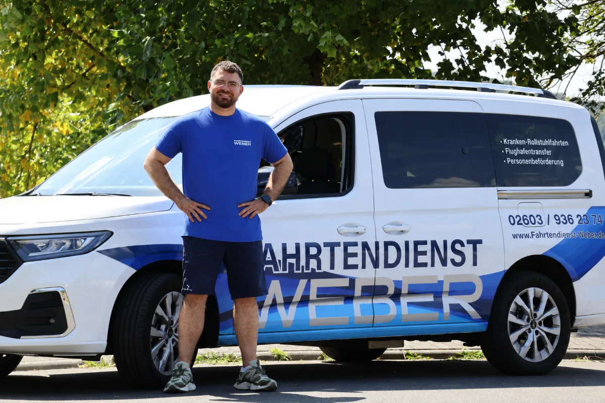 Ernest Weber, Inhaber von Fahrtendienst Weber, vor seinem gebrandeten Fahrzeug