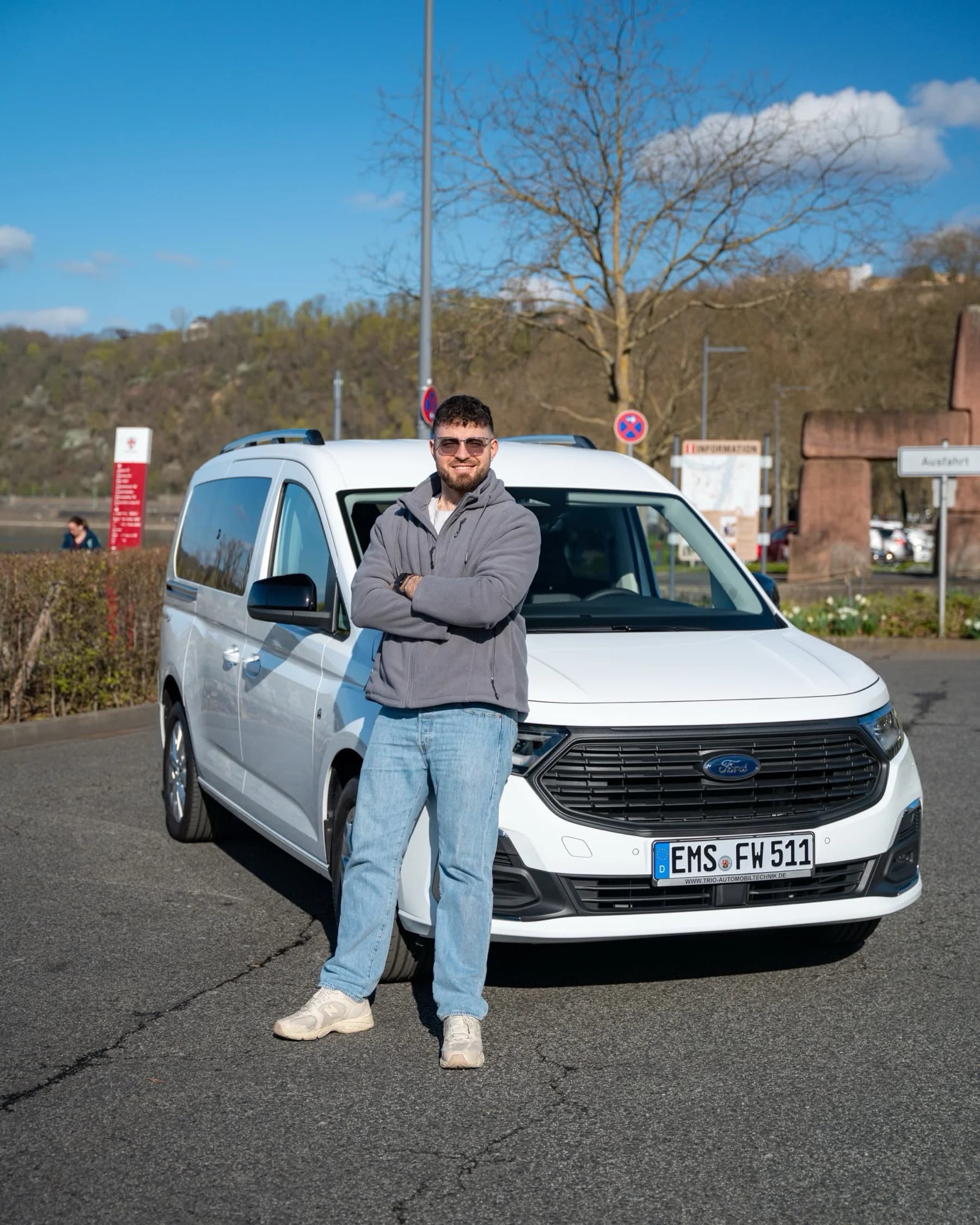 Ernest Weber vor seinem Fahrtendienst-Fahrzeug in Bad Ems