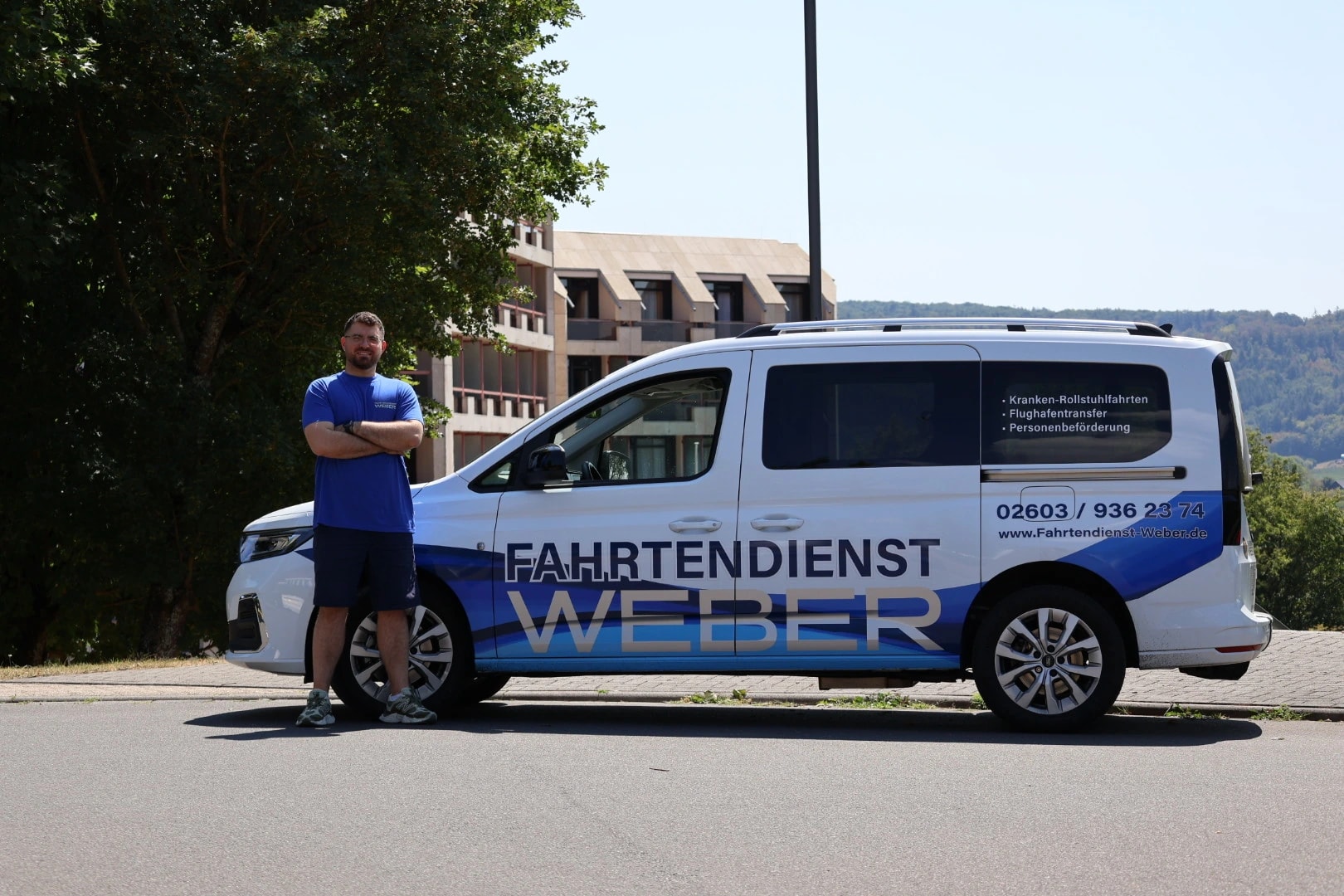 Ernest Weber vor seinem gebrandeten Fahrtendienst-Fahrzeug mit Rollstuhl- und Krankenfahrten-Beschriftung